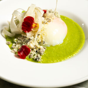 Uovo pochè con asparagi